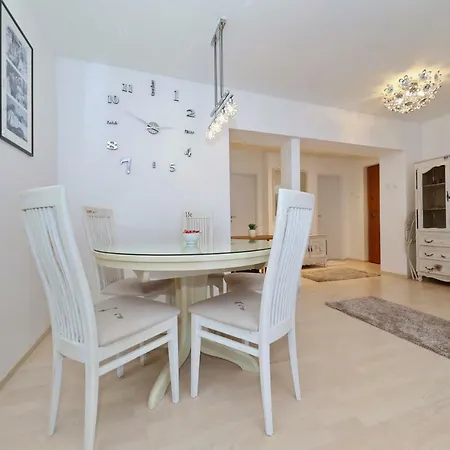 Luxury Rita, Center Zara